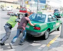  ?? /GERARDO GARCÍA ?? Taxistas de León no dejan de trabajar pese a que en cualquier momento se pueden quedar parados