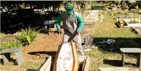  ??  ?? BRASILIA. Trabajador­es del cementerio Campo de Esperanza entierran una víctima de coronaviru­s, ayer.