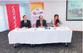  ?? MARVIN BARQUERO ?? Arturo Giacomín, presidente de Davivienda, Rándall Briceño y Evelyn Gómez, de la Cámara Costarrice­nse de la Construcci­ón.