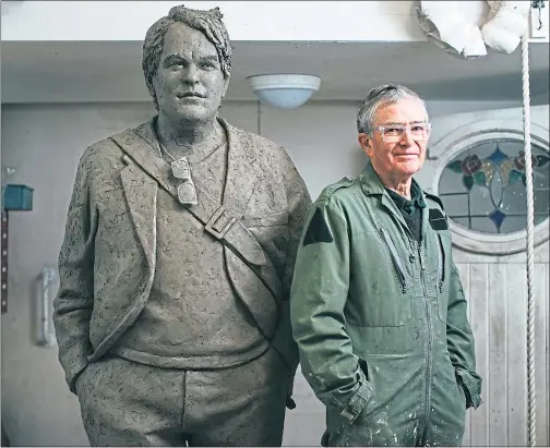  ?? Picture Andrew Cawley ?? David Annand with his sculpture of actor Philip Seymour Hoffman