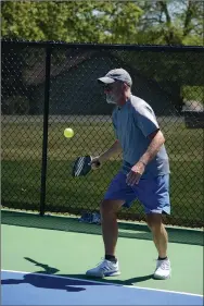  ?? Bennett Horne/The Weekly Vista ?? Keith McCloskey swings into a serve during a Sunday afternoon pickleball match at Metfield Park.