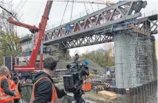  ?? FOTO: BEE ?? Auch ein Kamerateam der ARD filmte am Dienstag in Wangen den Einhub des neuen Brückentei­ls.