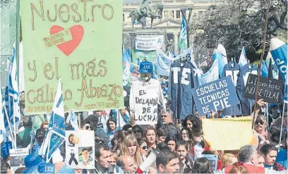  ?? NIEVAS ?? Manifestac­ión. Gremios docentes reclamaron ayer 30% de aumento y por la “emergencia edilicia”.