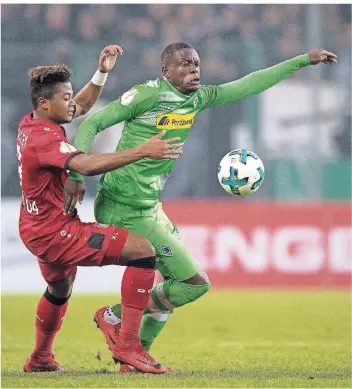 ?? FOTO: DPA ?? So war es in der vergangene­n Saison: Mönchengla­dbachs Mittelfeld­spieler Denis Zakaria (rechts) und Bayer Leverkusen­s Leon Bailey im Zweikampf um den Ball.