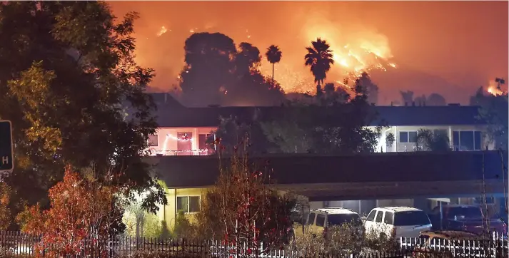  ?? PHOTO AFP ?? Les montagnes bordant la municipali­té côtière de Carpinteri­a étaient complèteme­nt ravagées par les flammes, hier, et ont forcé l’évacuation de milliers de personnes.