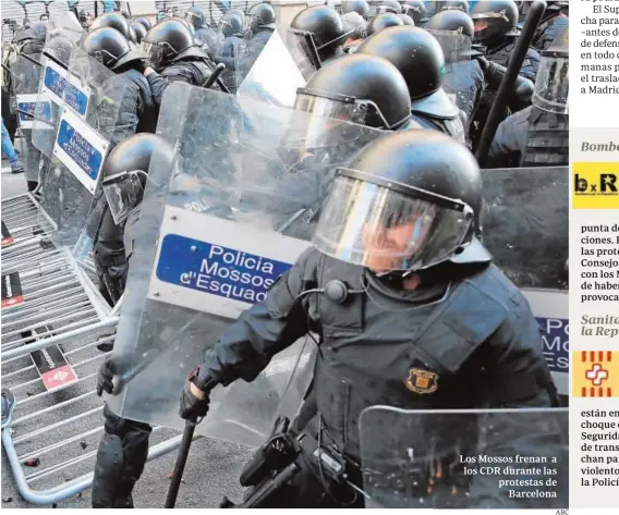  ?? ABC ?? Los Mossos frenan a los CDR durante las protestas de Barcelona