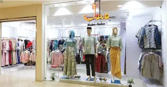  ??  ?? DESAIN KEKINIAN: Vinira di Tunjungan Plaza 3 lantai 4 menghadirk­an batik eksklusif (kiri). Dapatkan koleksi busana muslim untuk pesta di Java Moslem Fashion di Tunjungan Plaza 2 lantai 3.