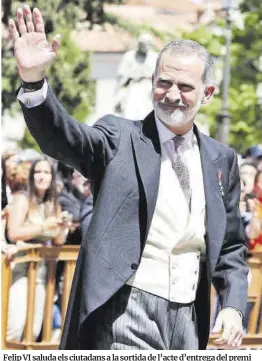  ?? Antonio Gutiérrez / Europa Press ?? Felip VI saluda els ciutadans a la sortida de l’acte d’entrega del premi Cervantes 2022, ahir a la Universita­t d’Alcalá de Henares.