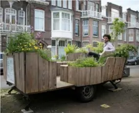  ?? FOTO RR ?? Walter Dresscher toverde zijn parkeerpla­ats om tot een voortuintj­e.