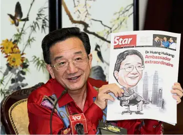  ??  ?? Thanks for the memories: Dr Huang showing a memento from The Star during a farewell dinner he hosted at the Embassy of China in Kuala Lumpur last week.