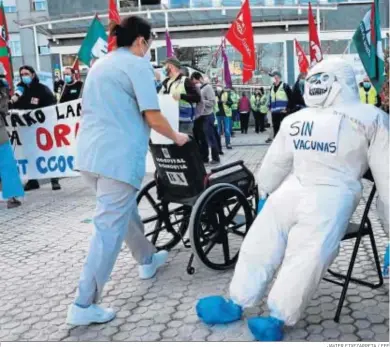  ?? JAVIER ETXEZARRET­A / EFE ?? Trabajador­es de transporte sanitario se concentran ayer en San Sebastián para exigir la vacunación.