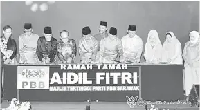  ?? — Gambar Pejabat Premier Sarawak ?? SIMBOLIK: Abang Johari (lima kiri) mengetuai yang lain memotong lemang sebagai simbolik perasmian Majlis Ramah-Tamah Aidilfitri anjuran PBB.