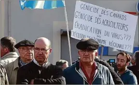  ??  ?? Quelque 250 éleveurs ont manifesté à Mont-de-Marsan. ##JEV#64-96-http://www.20minutes.fr/tv/afp-actus/267621-g##JEV#