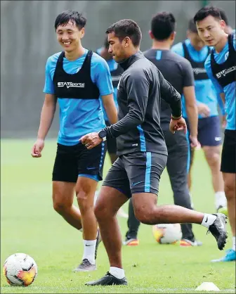  ?? PROVIDED TO CHINA DAILY ?? Guangzhou R&F head coach Giovanni van Bronckhors­t shows his players how it’s done during a training session in Guangzhou, Guangdong province, on Monday.