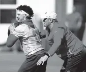  ?? BRYNN ANDERSON AP ?? Kansas City Chiefs quarterbac­k Patrick Mahomes, left, runs drills with his team during practice at the Dolphins facility in Davie.