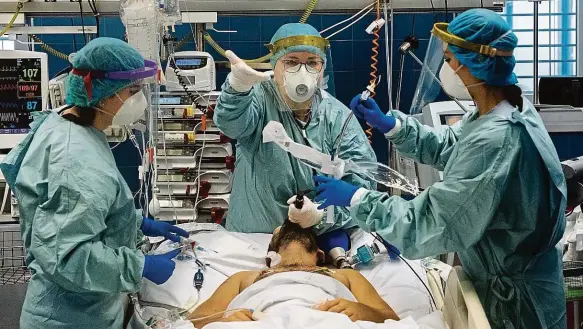  ?? Foto: Petr Topič, MAFRA ?? V boji o životy Zdravotníc­i z uherskohra­dišťské nemocnice při péči o pacienty s covidem-19.