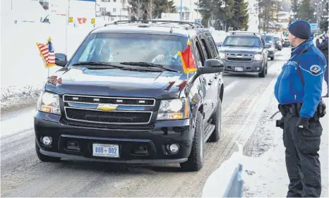  ?? FOTO: AFP/MEDINA ?? Jede Menge schwarze Limousinen und jede Menge Sicherheit­sleute beim Weltwirtsc­haftsforum in Davos: Unser Foto zeigt den Konvoi von US-Präsident Donald Trump.