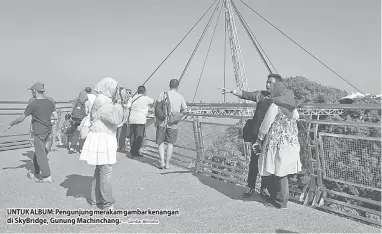  ?? — Gambar Bernama ?? UNTUK ALBUM: Pengunjung merakam gambar kenangan di SkyBridge, Gunung Machinchan­g.