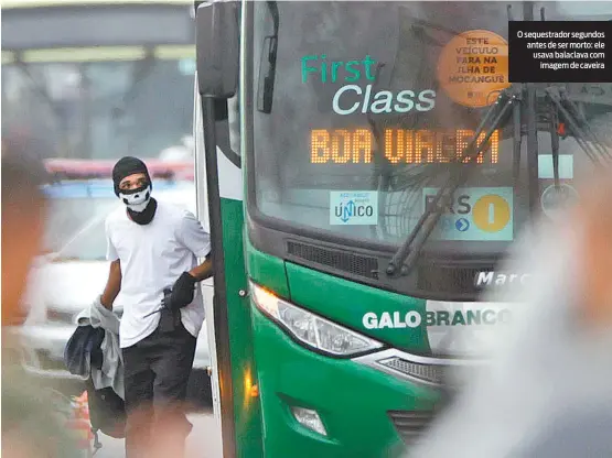  ?? RICARDO CASSIANO ?? O sequestrad­or segundos antes de ser morto: ele usava balaclava com imagem de caveira