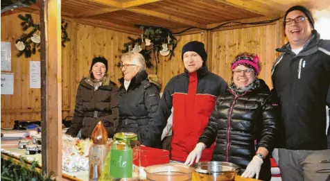  ?? Fotos: Annemarie Meilinger ?? Das Team des Waffelstan­ds, das für die Pfarrei verkaufte, ließ sich die Laune vom schlechten Wetter nicht verderben.