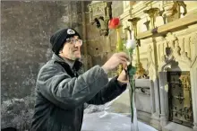  ?? - Crédits : DE ?? Xavier a le souci de mettre des fleurs dans un vase. Ici, des roses magnifique­s déposées dans une chapelle par une personne venue se recueillir.