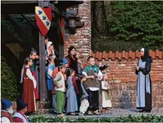  ?? Foto: Gerlinde Drexler ?? Makaber: Ein Kinderchor unter Leitung von Schwester Cäcilia (Petra Lechner Appel) singt zur Hinrichtun­g auf dem Marktplatz.