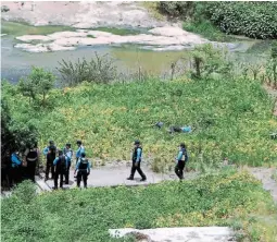  ?? FOTO: ESTALIN IRÍAS ?? Los dos cuerpos de los hombres asesinados fueron encontrado­s en medio de una plantación de frijoles en la Nora de Melgar.