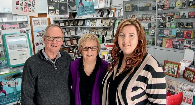  ?? PHOTO: PETRA FINER/ FAIRFAX NZ ?? Nicholson Photograph­y, Hawera, staff Calvin and Fiona Nicholson and Robyn DugganJone­s.