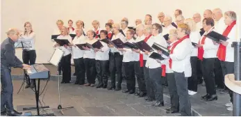  ?? FOTO: BURGHART ?? Der Chor der Ehinger Liedertafe­l singt bei einem Auftritt vor der Pandemie. Aktuell kann der Verein seine Gesangsstü­cke aber nicht mehr vortragen.