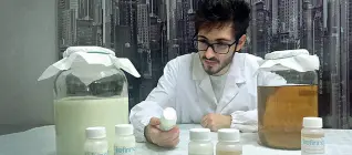  ??  ?? In laboratori­o Fabio Marcolongo, di Villafranc­a, produttore di Kefir