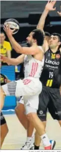  ?? JUAN CARLOS HIDALGO / EFE ?? Shermadini defiende a Sergio Llull.