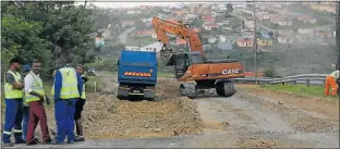  ?? Picture: SIBONGILE NGALWA ?? ROAD CLOSED: Mdantsane’s Qumza Highway has been closed off to the public due to road upgrades, resulting in a chaotic situation in the township