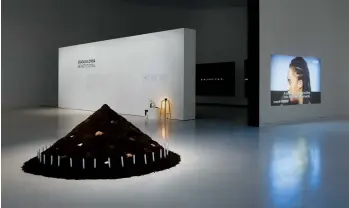  ??  ?? Grada Kilomba, Table of Goods, 2017, Installati­on view: MAAT – Museum of Art, Architectu­re and Technology, Lisboa.