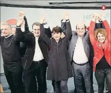  ??  ?? 5. Afecto. Total complicida­d de los ministros del PSOE Mª Jesús Montero y Josep Borrell
8. Unidad. Brazos en alto y cogidos de la mano, el PNV ofreció una imagen de equipo
8