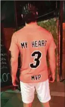  ??  ?? „MyHeart“. Bei den Asiaten heißt das Meinhardt. Sie können aber das „N“nicht gut ausspreche­n. Das Shirt war die Ausgehkluf­t der Auer am Ballermann.
Die beiden Ex-Auer Paul Richter (l.) und Torsten Wetzel kamen als Indianer in Mallorcaan-und folgten ihrem Häuptling.