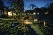  ?? NEWYORK TIMES
TYWRIGHT/THE ?? A Black LivesMatte­r signwas displayed in the front yard at the site of a police officer’s fatal shooting of a Black man in Columbus, Ohio, on Tuesday, A police officer fatally shot theman early Tuesday.