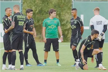  ??  ?? Tiago Fernandes orientou ontem o primeiro treino pós-Peseiro, na Academia