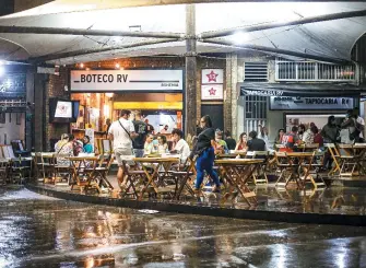  ?? TIAGO CALDAS ?? Chuva atrapalhou a abertura dos bares e restaurant­es do Rio Vermelho, autorizado­s a abrir às 19h