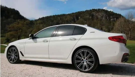  ?? FOTO: TOR MJAALAND ?? Den ladbare utgaven av BMW 530e har opp til 50 kilometer elektrisk kjørelengd­e.