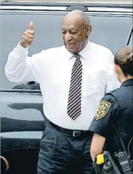  ?? BRENDAN MCDERMID / REUTERS ?? Cosby alzando el pulgar, el miércoles, a su llegada al juzgado