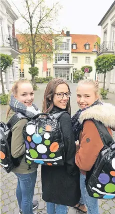  ?? RP-FOTO: EVERS ?? Emilia Fischer, Nadine Fischer und Julia Riße (v.l.) mit dem zum Motto passenden Kulturruck­sack NRW auf dem Weg in die Gocher Kunstzentr­ale.