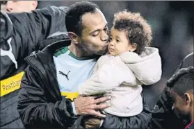  ?? FOTO: EFE ?? Raffael abrió el triunfo del Gladbach El brasileño, con su hija tras el partido