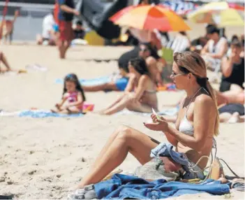  ??  ?? ► Mujer en la playa. La exposición al sol favorece la obtención de vitamina D.