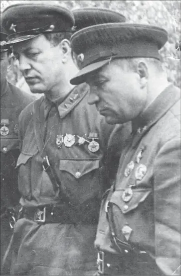  ??  ?? Командарм А. И. Лизюков (справа) и военный комиссар 5-й танковой армии Г. Л. Туманян
в боях под Воронежем. 1942 год