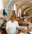  ??  ?? Vom Kloster aus werden die Cremetiege­l in 140 Länder versandt. Ein Teil des Gebäudes wird auch noch von der Pfarrei Wessobrunn genutzt, daneben gibt es einen Klosterlad­en und ein Museum.