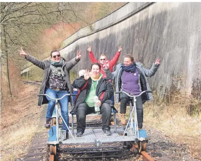  ?? FOTO: WUPPERTRAI­L ?? Die Fans von Draisinenf­ahrten müssen sich noch etwas gedulden. Die Saison beginnt voraussich­tlich erst im Mai.