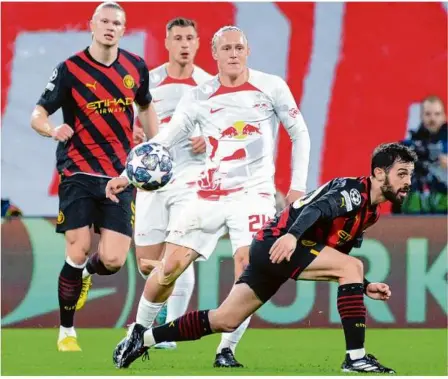  ?? ?? Der Ex-dortmunder Haaland (Manchester City/links) und der Leipziger Xaver Schlager (Mitte) beobachten die Szene. Die Sachsen hatten es lange Zeit extrem schwer gegen das Team von Coach Pep Guardiola.