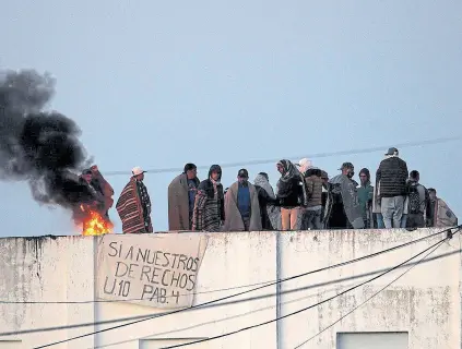  ?? AFP ?? Los presos protestaro­n en los techos del penal de Melchor Romero