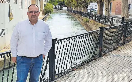  ??  ?? José Manuel González posa junto la acequia de la Camarera que divide el municipio de San Mateo de Gállego, del que es alcalde. ((