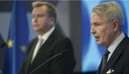  ?? VISTO/LEHTIKUVA FOTO: ANTTI AIMO-KOI- ?? ■ Försvarsmi­nister Antti Kaikkonen och utrikesmin­ister Pekka Haavisto presentera­de på torsdagen utkastet till lag som ska ansluta Finland till Nato. Regeringen föreslår att godkänna Nato-fördraget som det är.